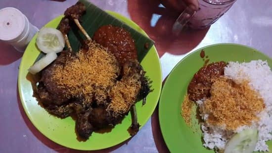 bebek goreng tugu pahlawan