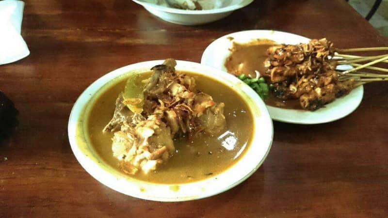 Sate dan tongseng pak budi