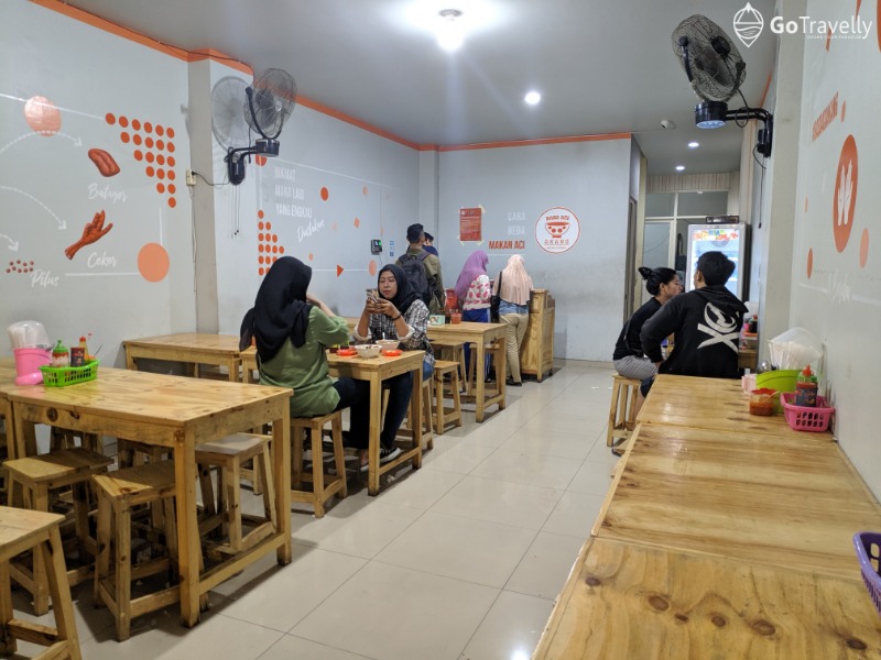 ruangan indoor bakso aci akang