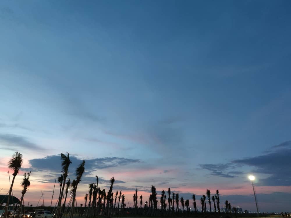 tempat nongkrong instgramable di Pantai Indak Kapuk