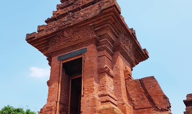 Candi Bajang Ratu Mojokerto
