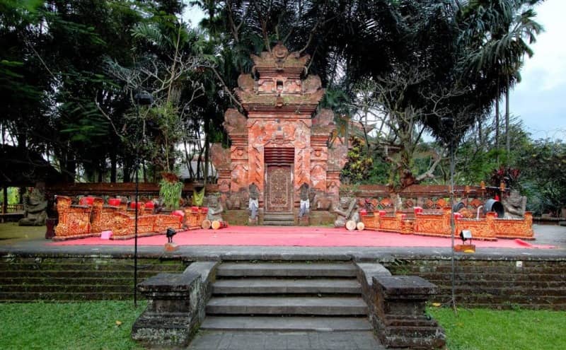 panggung pertunjukan di museum seni agung rai