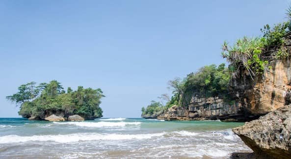 pemandangan di pantai pelang trenggalek