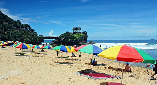 Piknik Asik di Pantai Kukup Gunungkidul