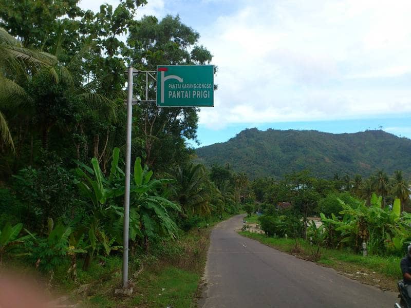 pantai karanggongso