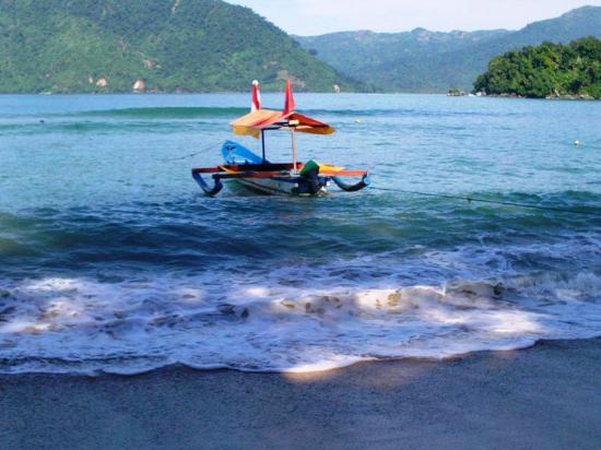 Piknik sambil Menikmati Indahnya Senja di Pantai Karanggongso